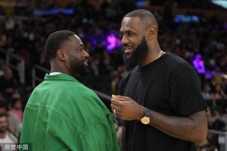 在揭幕战中 在揭幕战中